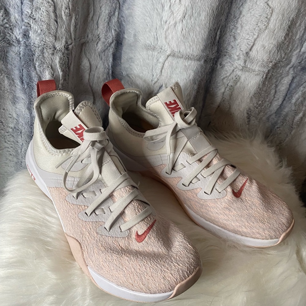 Excellent condition 8.5 Nike womens shoes